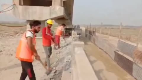 शाहजहंपुर : कोलाघाट पुल पर मलबा हटाने का काम शुरु, जल्द ही निर्माण कार्य किया जाएगा चालू