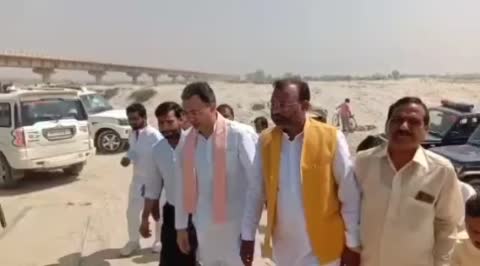 शाहजहांपुर : पीडब्ल्यूडी मंत्री जितिन प्रसाद ने टूटे हुए कोला घाट के पुल का किया निरीक्षण