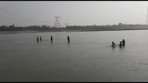 बस्ती जिले के दुबौलिया थाना क्षेत्र अशोकपुर गांव के पास नदी में स्नान करने गए तीन युवक डूबे एक युवक को ग्रामीणों ने बचाया 