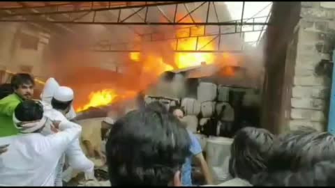 लखीमपुर खीरी (यूपी) मिश्राना चौकी क्षेत्र के अंतर्गत सुनहरी मस्जिद के पास रुई की गोदाम में अज्ञात कारणों से लगी भीषण आग आग लगने से मची अफरा-तफरी