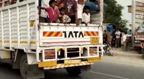 लखीमपुर खीरी (यूपी) एआरटीओ व पुलिस प्रशासन की मिलीभगत से  धड़ल्ले से चल रही मोहम्मदी से दिल्ली डग्गामार बसें परिवहन व राजस्व को लगाया जा रहा लाखों का 