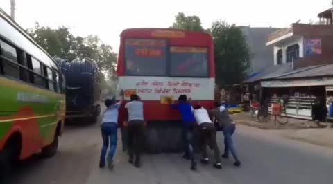 कन्नौज के इंदरगढ़ पटेल नगर तिराहे पर अचानक हुई दिल्ली से कानपुर जाने वाली रोडवेज बस बंद लोगों ने लगाया धक्का अधिकारियों की लापरवाही के चलते यातायात सु