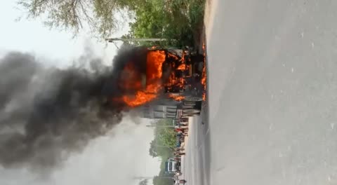 चलते डंपर में लगी भीषण आग जंपर से कूदकर चालक ने बचाई जान मामला फतेहपुर जिले के ललौली के सिधवा गांव की घटना