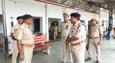महराजगंज : अग्निपथ योजना के खिलाफ युवाओं के आक्रोश को देखते हुए पुलिस प्रशासन ने सिसवा रेलवे स्टेशन पर डाला डेरा