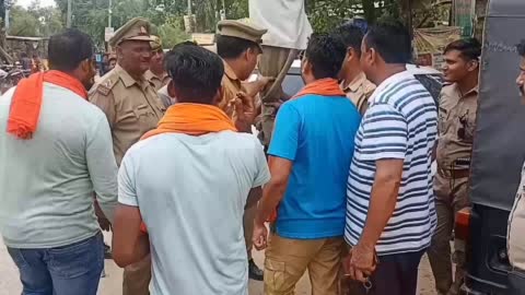 कन्नौज के इंदरगढ़ के पटेल नगर तिराहेपर विश्व हिंदू परिषद और बजरंग दल के कार्यकर्ताओं इतना चाहा पुतला पुलिस ने छीन कर पुतला जलने से बचाया जानिए कारण