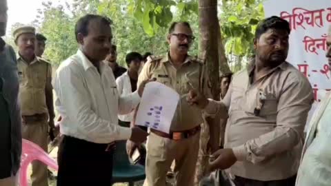 बलरामपुर:धोबैनिया पहाड़ी नाले के कटान से पीड़ित ग्रामीणों ने एसडीएम सदर को सौंपा ज्ञापन