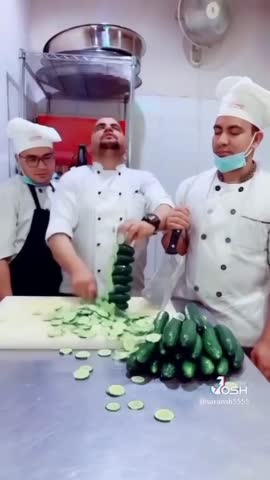 Wow ! Super vegetable cutting skills.