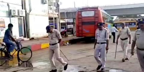 म.प्र.रीवा में अग्निपथ को लेकर बस स्टैंड व रेलवे स्टेशन में चौकसी भारी पुलिस बल संदिग्धों पर रख रही नजर