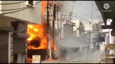 शाहजहांपुर नगर क्षेत्र मल्हार टाकीज के पास विद्युत ट्रांसफार्मर में लगी भीषण आग,पास में खड़ी कार भी आई आग की चपेट में आ गई 