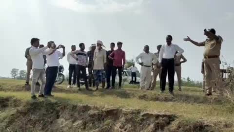 बलरामपुर:शंकरपुर गिरगिटही तथा लखाही में धोबैनिया पहाड़ी नाला के कृषि योग्य भूमि के कटान का एसडीएम सदर ने किया निरीक्षण