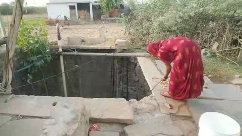 खंडार उपखंड मुख्यालय पर इस आधुनिक युग में भी कुए पर से पानी भर रही है ग्रामीण महिलाएं।