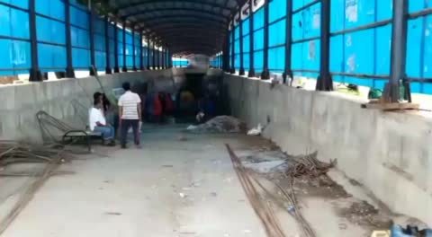 मीरजापुर. रेलवे अंडर पास पुलिया बना अनुपयोगी रेलवे पटरी पार कर, कर रहे लोग आवागमन