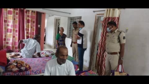 आशा फाउंडेशन के बुजुर्गों के लिए रायगढ़ पुलिस ने दिखाई दरियादिली,पुलिस टीम चादर-चटाई इत्यादि समान  लेकर पहुंची संस्था 