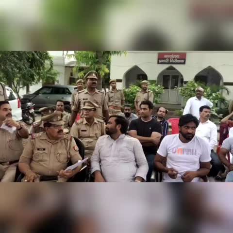 रामपुर के थाना कोतवाली में आने वाले त्योहारों को लेकर अधिकारियों ने जनता के साथ एक मीटिंग का आयोजन किया। 