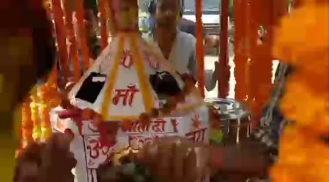 गंगानगर कलान में शिव मंदिर पर मां  ज्वाला जी की ज्योति का आगमन भक्त झूमते गाते हुए