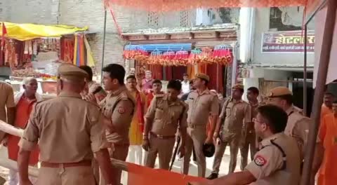 मीरजापुर. नवरात्र मेला में विंध्याचल देवी धाम में सुरक्षा व्यवस्था का खुद पुलिस अधीक्षक संतोष कुमार मिश्रा लगातार जायजा ले रहे हैं और लोगों को निर्देश
