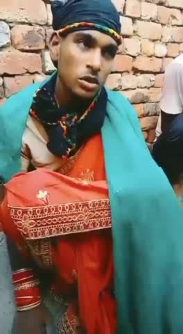 महिला की वेशभूषा में गांव में घुसा एक युवक, बच्चा चोरी के शक में ग्रामीणों ने युवक को पीटा