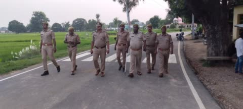 सिद्धार्थनगर आगामी त्योहारों को लेकर मिश्रौलिया पुलिस द्वारा गोनरा मोड़ मिठौआ में किया गया पैदल गश्त ।