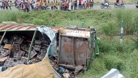 आगरा लखनऊ एक्सप्रेस वे पर पलटा शराब से लदा ट्रक ग्रामीणों ने जमकर लूटी शराब