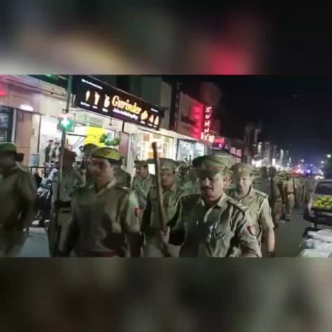 *रामपुर पुलिस अधीक्षक, अशोक कुमार द्वारा त्यौहारों व शान्ति एवं कानून व्यवस्था के दृष्टिगत भारी पुलिस बल के साथ नगर क्षेत्र में पैदल गस्त की गयी-* 