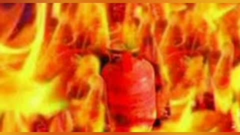 Lakhimpur Kheri: खाना बनाते समय गैस सिलेंडर में लगी आग। आग से तीन घर जलकर हुए खाक। इलाके में भगदड़ 