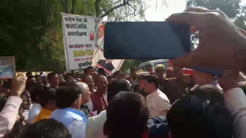 जिला संतकबीर नगर के महुली थाना अंतर्गत नाथनगर ब्लॉक के गेट  पर ग्राम प्रधानों ने किया धरना प्रदर्शन