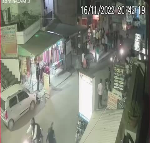 कानपुर के कल्याणपुर में दबंगो की दबंगई थमने का नाम महि ले रही,युवक को पीटने की घटना सीसीटीवी में कैद