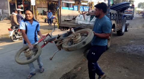 नगर के आगर रोड शाजापुर रोड डिवाइडर का अतिक्रमण माकड़ोन नगर परिषद द्वारा हटाकर जब्ती की कार्रवाई की गई