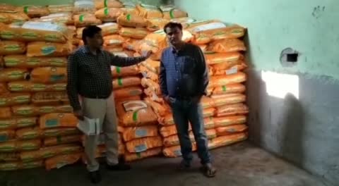सिद्धार्थनगर जिला कृषि अधिकारी सीपी सिंह ने इटवा कस्बे में खाद की दुकानो पर कि छापे मारी एक दुकान सील 9 दुकानों से लिए बीज के सैंपल ।