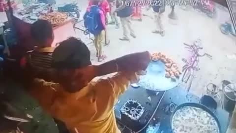 लखीमपुर खीरी: छात्रों ने पुलिसकर्मियों पर लगाया मारपीट का आरोप सीसीटीवी वीडियो आया सामने