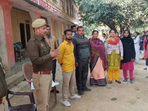 सिद्धार्थनगर इटवा पुलिस द्वारा माता प्रसाद जयसवाल इंटर कॉलेज यशोदा देवी महिला इंटर कॉलेज में यातायात नियमों को लेकर किया गया जागरूक