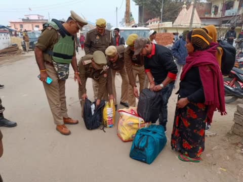 सिद्धार्थनगर एसपी के नेतृत्व में राष्ट्रीय पर्व गणतंत्र दिवस के मौके पर शोहरतगढ़ खुनवा में अंतरराष्ट्रीय सीमा पर किया गया फ्लैग मार्च
