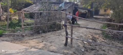 सिद्धार्थनगर महनुआं खास गांव के लोगों ने गाँव के कुछ लोगों द्वारा रास्ता बंद करने पर डुमरियागंज थाने में की शिकायत ।
