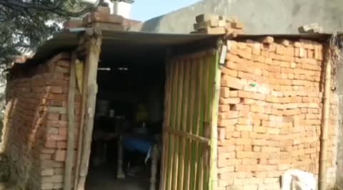 सिद्धार्थनगर आवास कि आस में जिम्मेदार अधिकारियों के चक्कर लगा रही गौहनिया ताज निवासी महिला