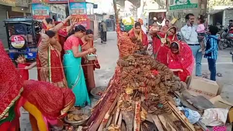 देवरिया के मालवीय रोड पर मारवाड़ी समाज की महिलाओं ने राजस्थानी वेशभूषा में की होलिका दहन स्थल की पूजा