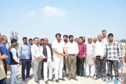 गोंडा:इटियाथोक क्षेत्र केहिंदूनगर खास के कर्बला मैदान पर 10 मार्च को क्षेत्रीय विधायक के द्वारा फीता काटकर क्रिकेट टूर्नामेंट का आयोजन कराया गया शुरू 