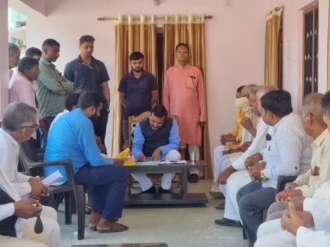सिद्धार्थनगर पूर्व बेसिक शिक्षा मंत्री डॉ सतीश द्विवेदी ने शनिचरा स्थित अपने आवास पर क्षेत्र की आई जनता की सुनी समस्या