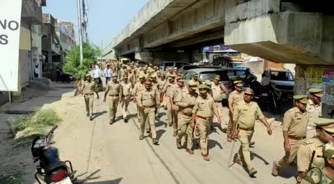 कानपुर देहात ।निकाय चुनाव को शांति पूर्ण कराने के लिए झींझक में पुलिस ने किया पैदल मार्च ।