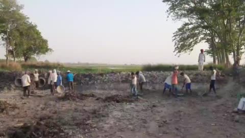 रजनौली ग्राम सभा में ग्राम प्रधान की देखरेख में हो रहा पोखरे का निर्माण कार्य