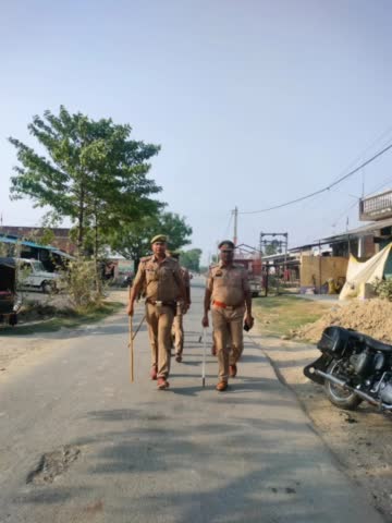 सिद्धार्थनगर त्रिलोकपुर पुलिस ने थाना क्षेत्र के विभिन्न स्थानों पर किया पैदल गस्त संदिग्धों कि ली तलाशी
