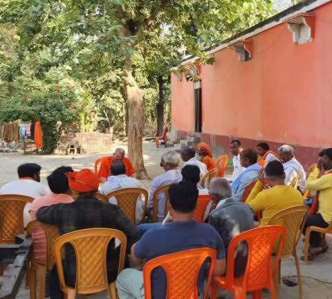 सिद्धार्थनगर धौरीकुइंया अपने आवास पर विधायक श्याम धनी राही ने क्षेत्र की जनता जनार्दन की सुनी समस्या