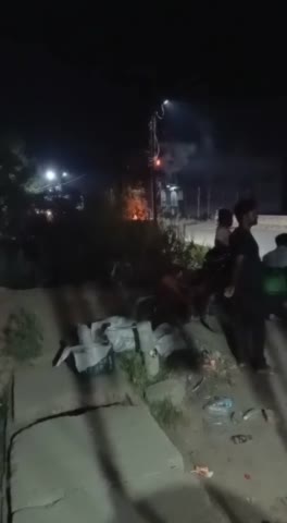 सिद्धार्थनगर इटवा बढ़नी रोड पर नहर के पास विद्युत तार में लगी आग राहगीर बाल-बाल बचा