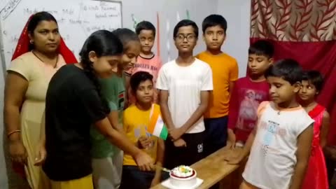 महराजगंज : चंद्रयान-3 की सफल लैंडिंग पर आर्यंस कोचिंग सेंटर में बच्चों ने केक काटकर मनाये खुशी 