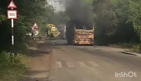 आनु गांव के पास जलता हुआ ट्रक 