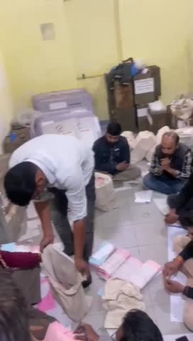 मप्र में मतगणना 3 दिसंबर को होनी है उससे पूर्व ही बालाघाट के पॉलीटेक्निक कॉलेज में  डाक मतपत्रों की पेटियो का वीडियो हो रहा है वायरल। 